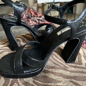 EUC worn once. Sexy black heels size 5/6